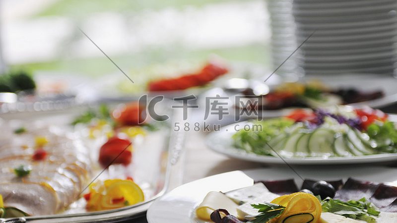 选择合适的冷链运输设备是保证食品品质和安全的基础。以下是几种常见的冷链运输设备：